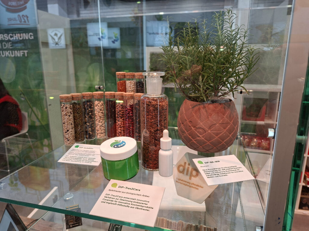Grüne Woche 2026: DiP-Vitrine Exponate DiP-SuSaKlim, DiP-Tres2Cera und DiP-NA-WIR