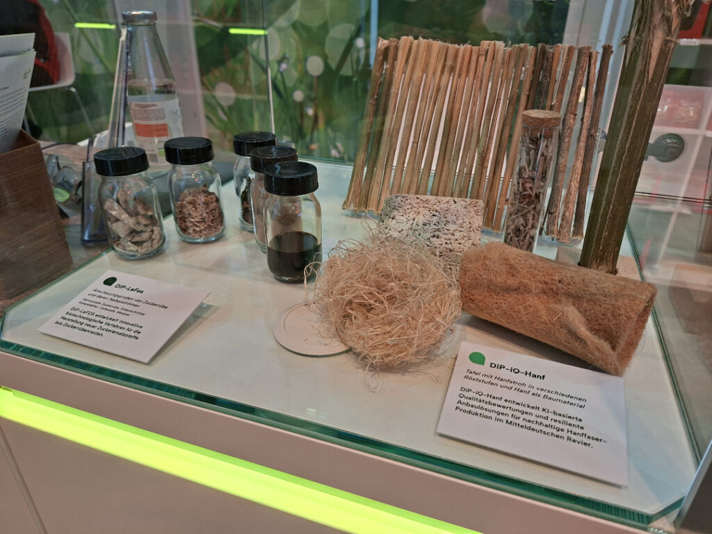 Grüne Woche 2026: DiP-Vitrine Exponate DiP-iQ-Hanf, DiP-LeFOS
