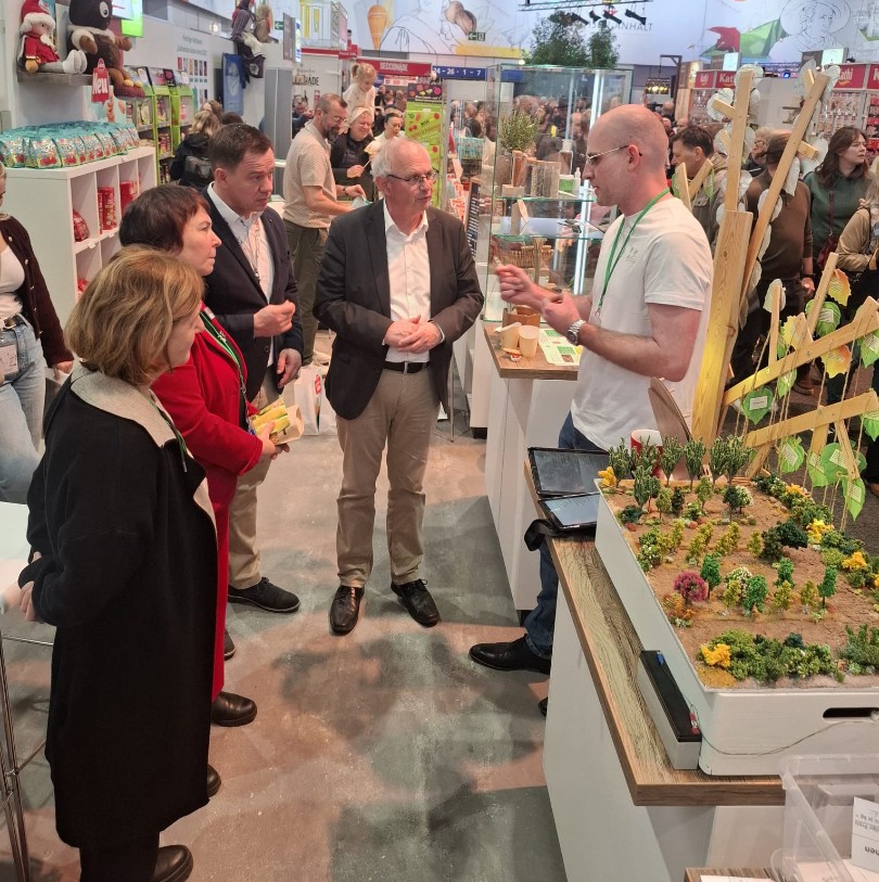 Grüne Woche 2026: DiP-SMART Agroforst, Jan Lukas Wenzel im Gespräch mit Staatssekretär Gert Zender und dem Geschäfstführer der AMG Sachsen-Anhalts Dr. Jörg Bühnemann.