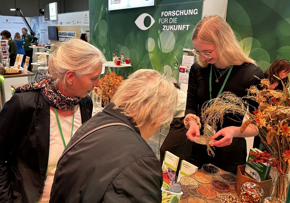 Grüne Woche 2026: DiP-SuSaKlim, Urte Grauwinkel und Melissa Arias präsentieren Superfoods aus Sachsen-Anhalt