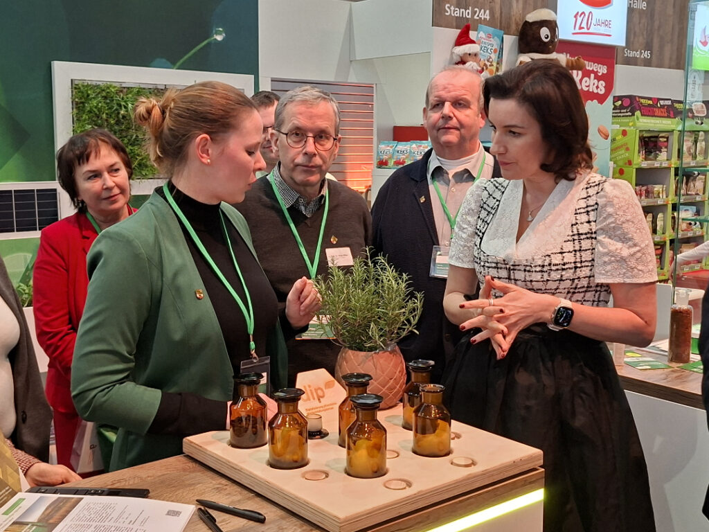 Grüne Woche 2026: Bundesforschungsministerin Dorothee Bär informiert sich am DiP-Stand über den DiP-Verbund, insbesondere über DiP-Tres2Cera und DiP-NA-WIR.