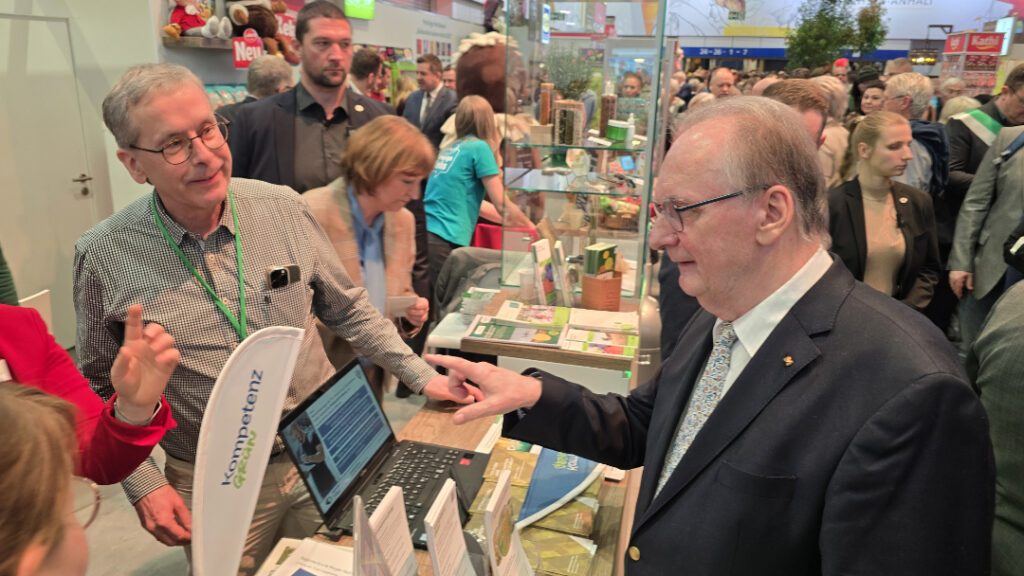 Grüne Woche 2026: Sachsen-Anhalts Ministerpräsident Dr. Reiner Haseloff informiert sich bei Prof. Dr. Klaus Pillen über den Fortschritt im DiP-Verbund.