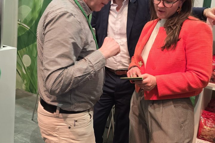 Grüne Woche 2026: Bundestagsabgeordnete Anna Aeikens im Gespräch über Digitalisierung in der Pflanzenzüchtung mit DiP-Sprecher Prof. Dr. Klaus Pillen.