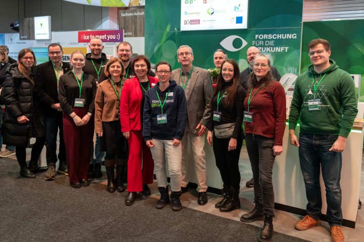 Grüne Woche 2026: Gruppenbild aller Projekte des Gemeinschaftsstandes "Forschung für die Zukunft" vom 19.01.2026