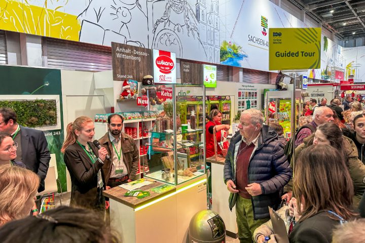 Grüne Woche 2026: Leonie Bahrs vom Fraunhofer IKTS erklärt einer Führung die projektintegrierte Begleitforschung in DiP