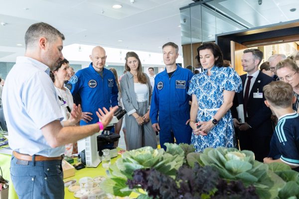 Besuch der BMin Dorothee Bär am DiP-Stand © BMFTR / Czybik & Schmid Media / Zöhre Kurc