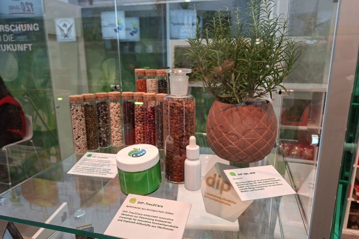 Grüne Woche 2026: DiP-Vitrine Exponate DiP-SuSaKlim, DiP-Tres2Cera und DiP-NA-WIR