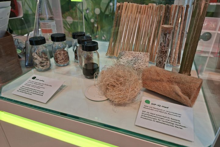 Grüne Woche 2026: DiP-Vitrine Exponate DiP-iQ-Hanf, DiP-LeFOS