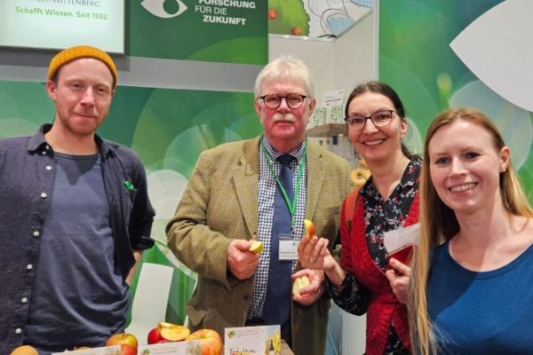 von links nach rechts: Henning Pamperin und Dr. Matthias Hinz mit dem Projekt Apfelvielfalt der MLU, Institut für Agrar- und Ernährungswissenschaften, Anne-Karen Beck und Sabine Baumgarten von der DiP-Koordinierungsstelle