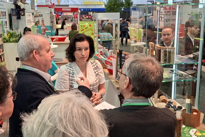 Grüne Woche: Bundesforschungsministerin Dorothee Bär informiert sich am DiP-Stand über den DiP-Verbund, insbesondere über DiP-Tres2Cera und DiP-NA-WIR.