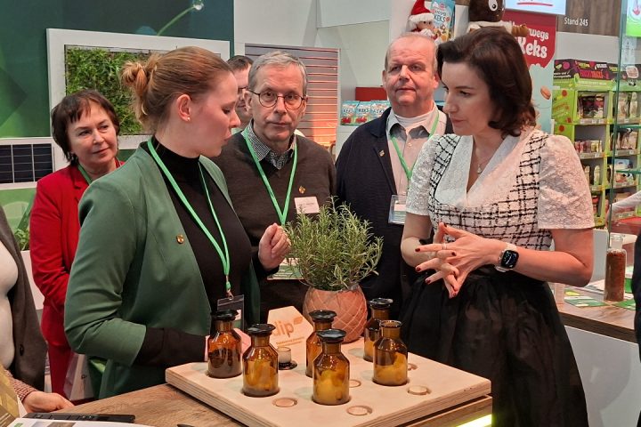 Grüne Woche 2026: Bundesforschungsministerin Dorothee Bär informiert sich am DiP-Stand über den DiP-Verbund, insbesondere über DiP-Tres2Cera und DiP-NA-WIR.