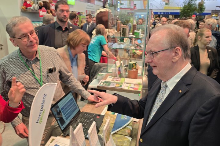 Grüne Woche 2026: Sachsen-Anhalts Ministerpräsident Dr. Reiner Haseloff informiert sich bei Prof. Dr. Klaus Pillen über den Fortschritt im DiP-Verbund.