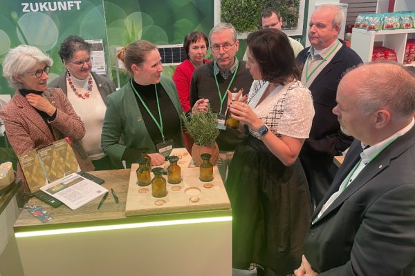 Grüne Woche 2026: Bundesforschungsministerin Dorothee Bär besucht DiP-Stand