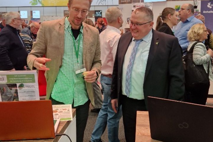 Grüne Woche 2026: Dr. Thomas Schmutzer von DiP-DIAMANT im Gespräch mit dem 1. Vizepräsidenten des Bauernverbands Sachsen-Anhalt e.V. Sven Borchert